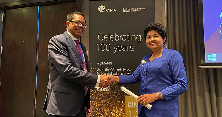 Ratnayake visited New Zealand in November and recognised the service of Auckland branch chairperson Niroshini Jayasekera, CPA (Australia), ACMA, CGMA.