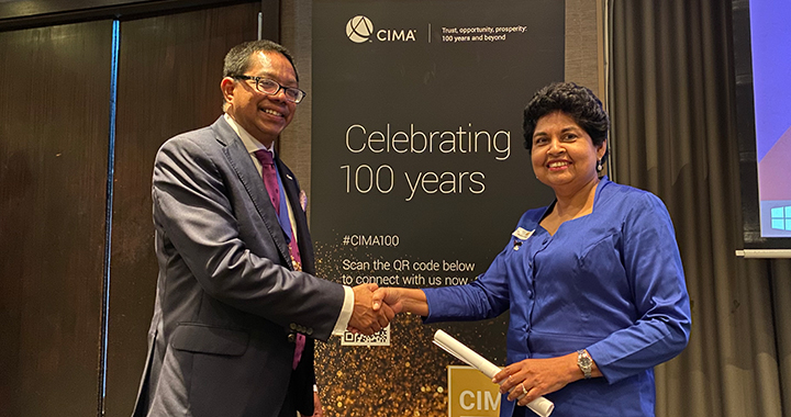 CIMA President Amal Ratnayake, FCMA, CGMA, recognises the service of Auckland Branch chairperson Niroshini Jayasekera, CPA (Australia), ACMA, CGMA.